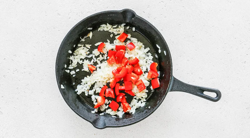 Török Shakshuka (sült tojás paradicsommal), klasszikus recept