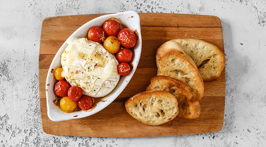 Camembert paradicsommal a sütőben bagettel