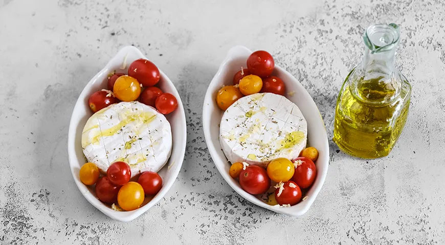 Camembert paradicsommal a sütőben bagettel