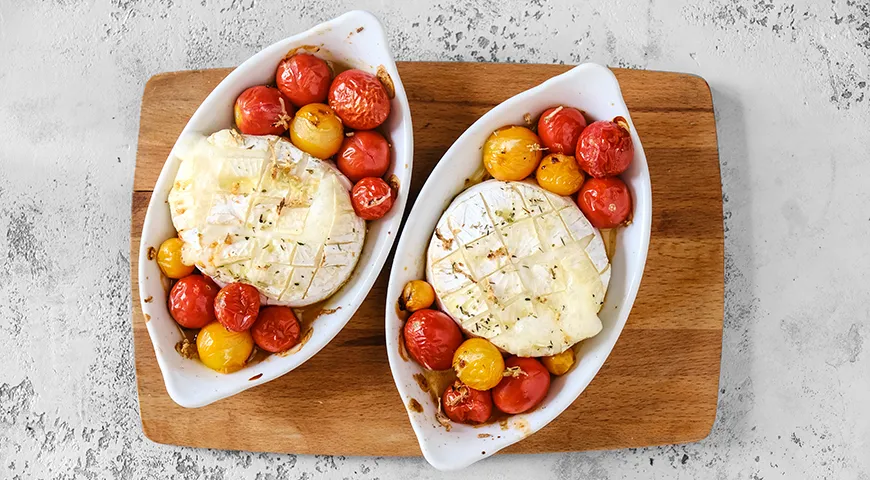 Camembert paradicsommal a sütőben bagettel