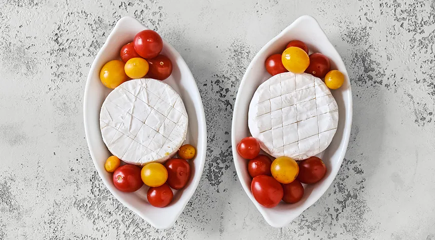 Camembert paradicsommal a sütőben bagettel