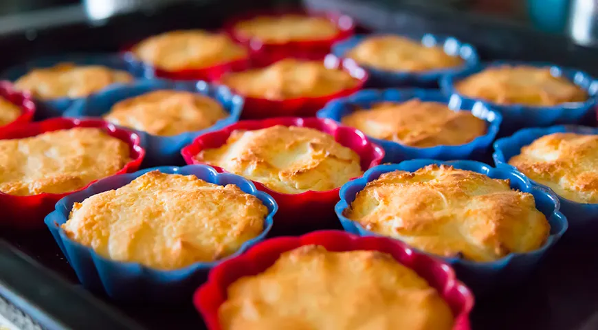 A tésztából készült sajttortákat muffinsütőben vagy adagos cupcakes-ben kell elkészíteni.