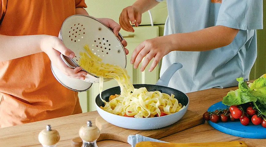 Tagliatelle csirkefilével és koktélparadicsommal