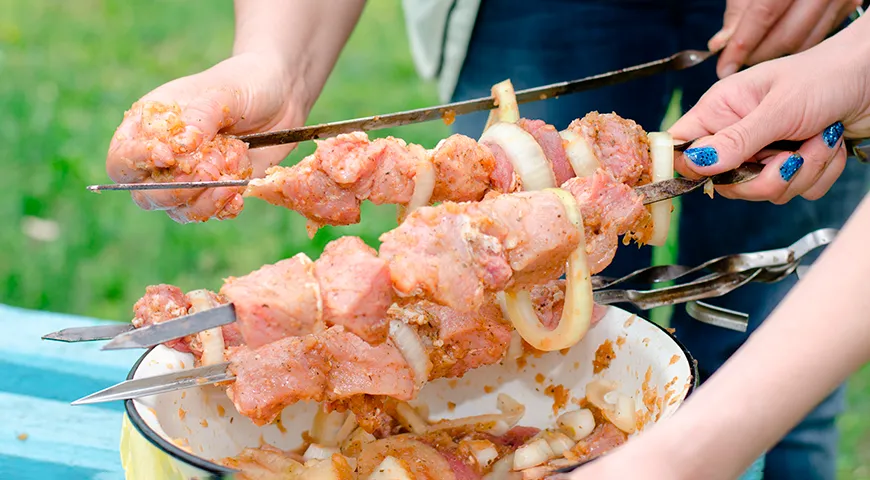 Pác sertés shish kebabhoz ecettel, hagymával és ásványvízzel