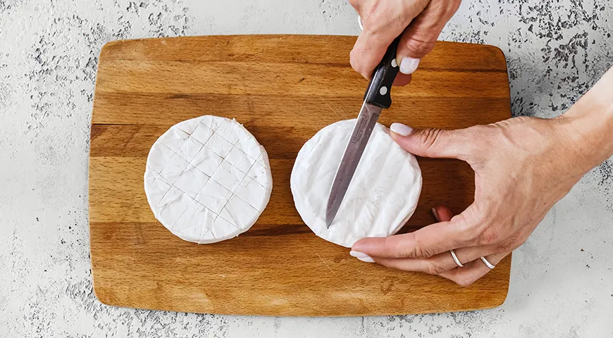 Camembert paradicsommal a sütőben bagettel